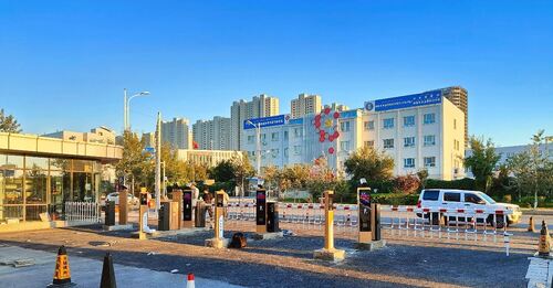 Latest company case about WJDZE4I Barrier Gate with 4.5m Two Fence Arm | Industrial Park Access Case